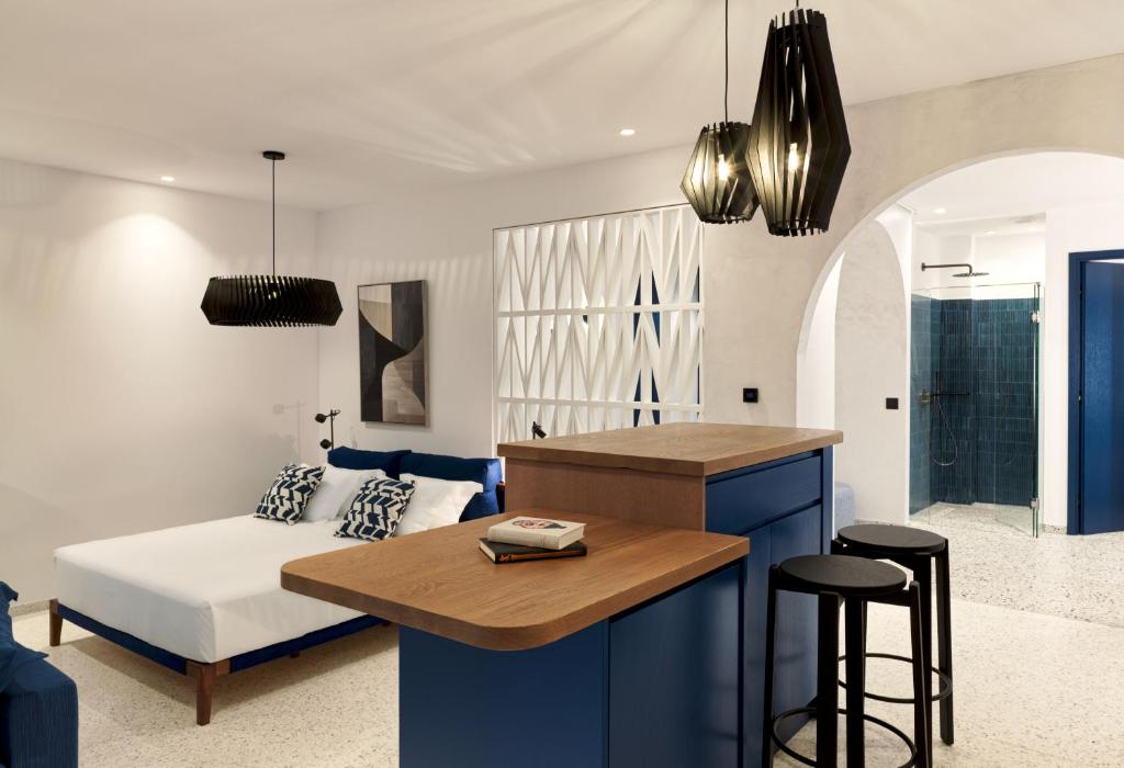 LYO II Boutique Suites Mykonos - Paradise Villa with Private Pool and Outdoor Jetted Tub