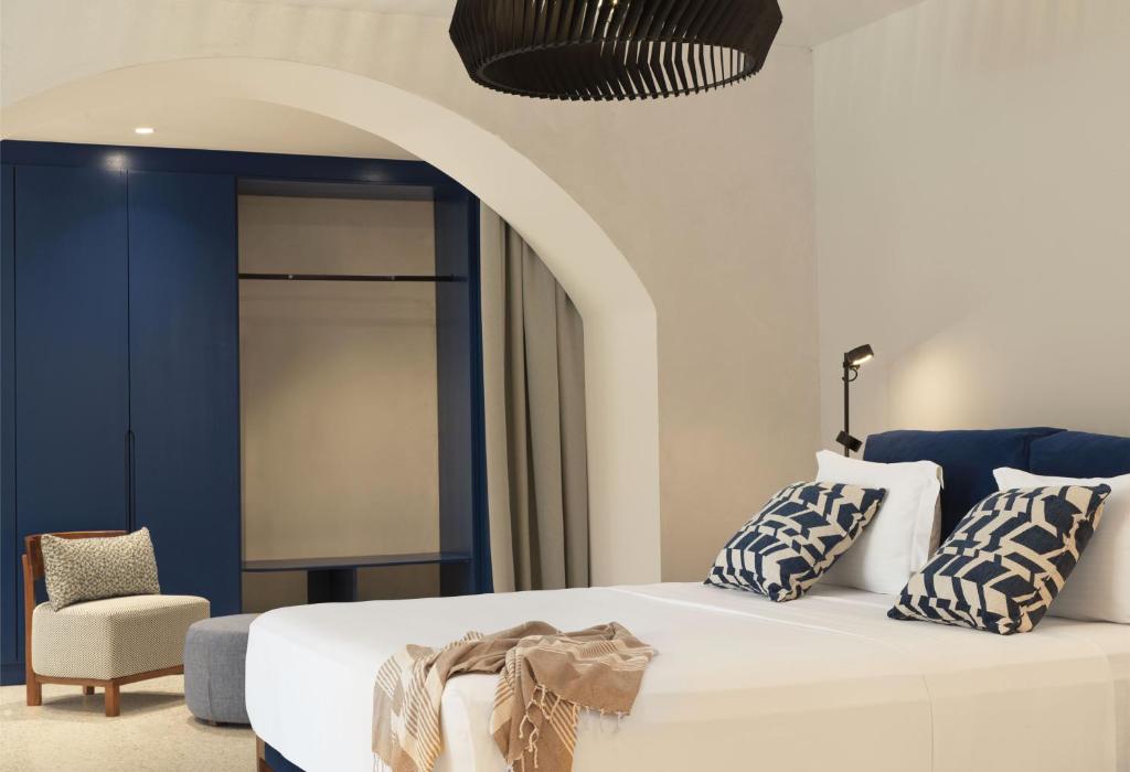 LYO II Boutique Suites Mykonos - Paradise Villa with Private Pool and Outdoor Jetted Tub