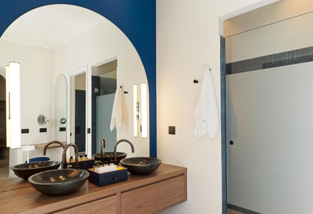 LYO II Boutique Suites Mykonos - Hideaway Sea View Villa with Private Pool and Outdoor Jetted Tub