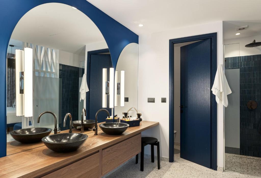 LYO II Boutique Suites Mykonos - Hideaway Sea View Villa with Private Pool and Outdoor Jetted Tub