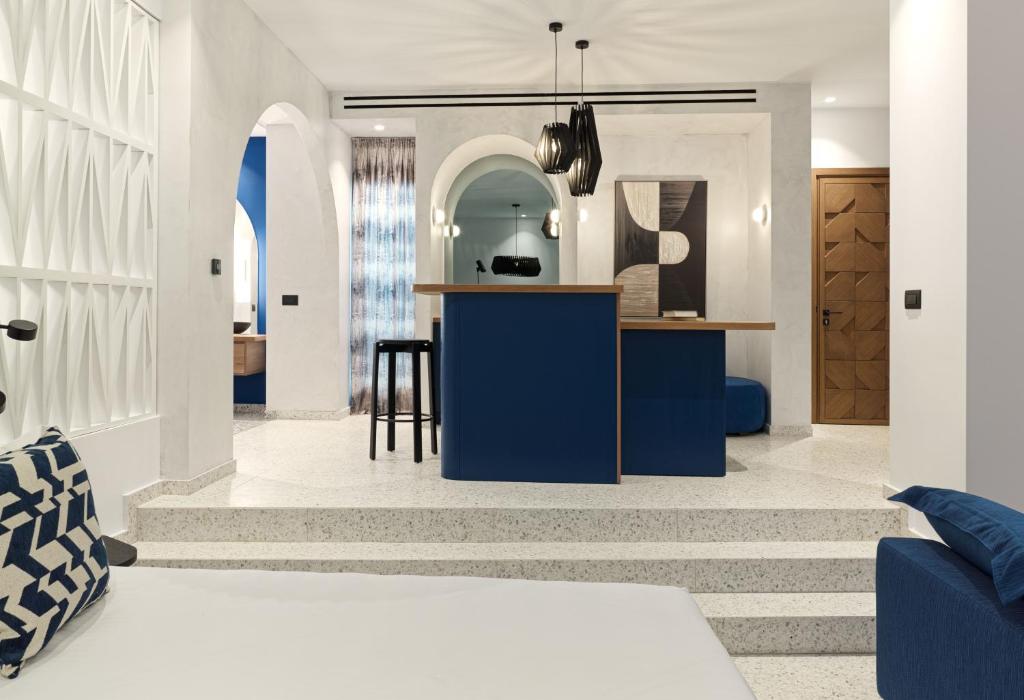 LYO II Boutique Suites Mykonos - Paradise Villa with Private Pool and Outdoor Jetted Tub
