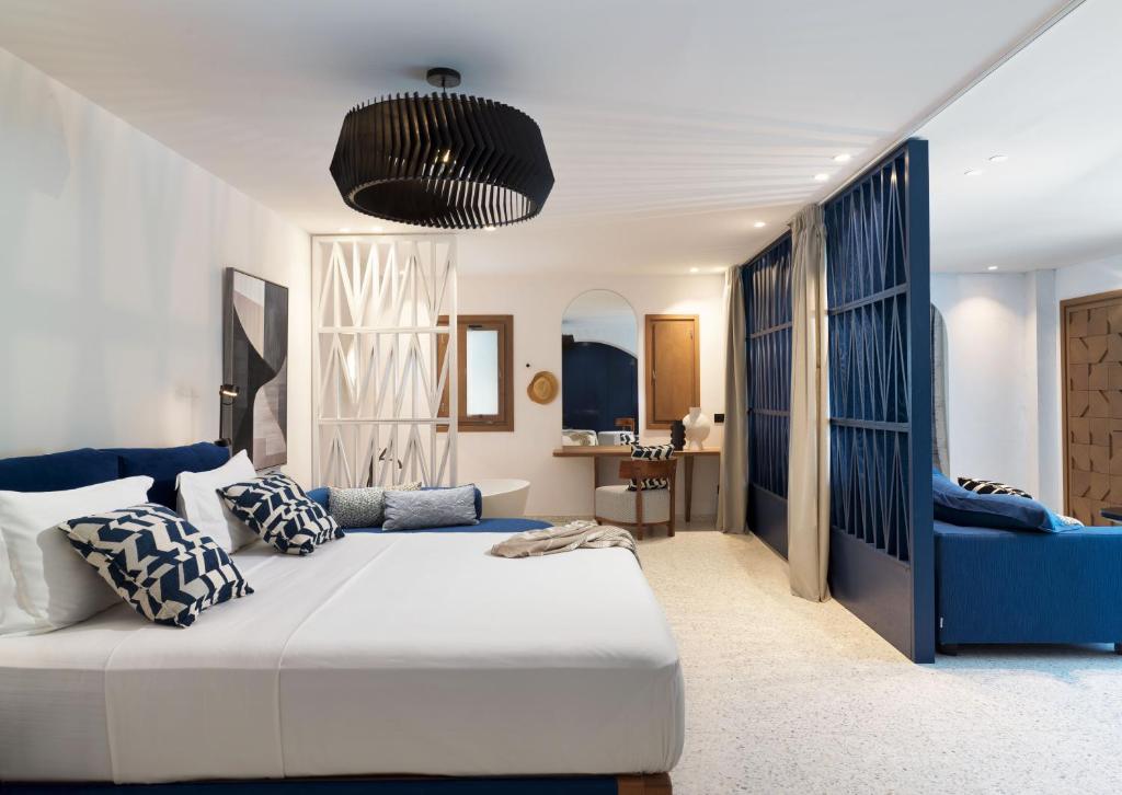 LYO II Boutique Suites Mykonos - Paradise Villa with Private Pool and Outdoor Jetted Tub