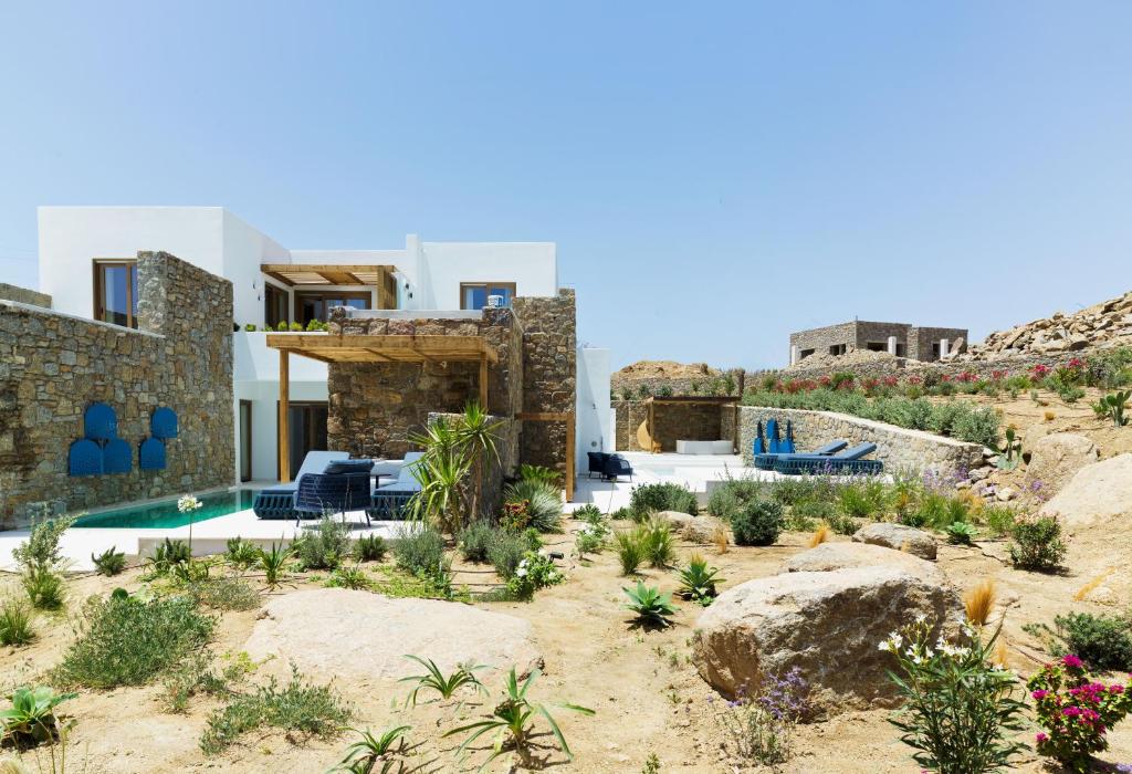 LYO II Boutique Suites Mykonos - Paradise Villa with Private Pool and Outdoor Jetted Tub