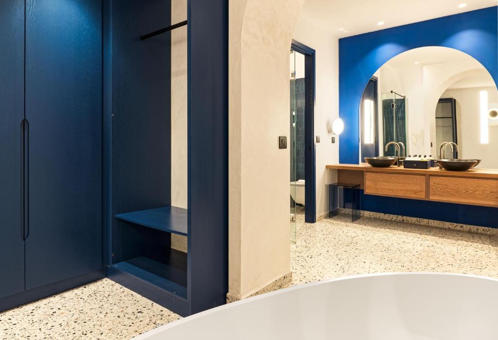 LYO II Boutique Suites Mykonos - Paradise Villa with Private Pool and Outdoor Jetted Tub