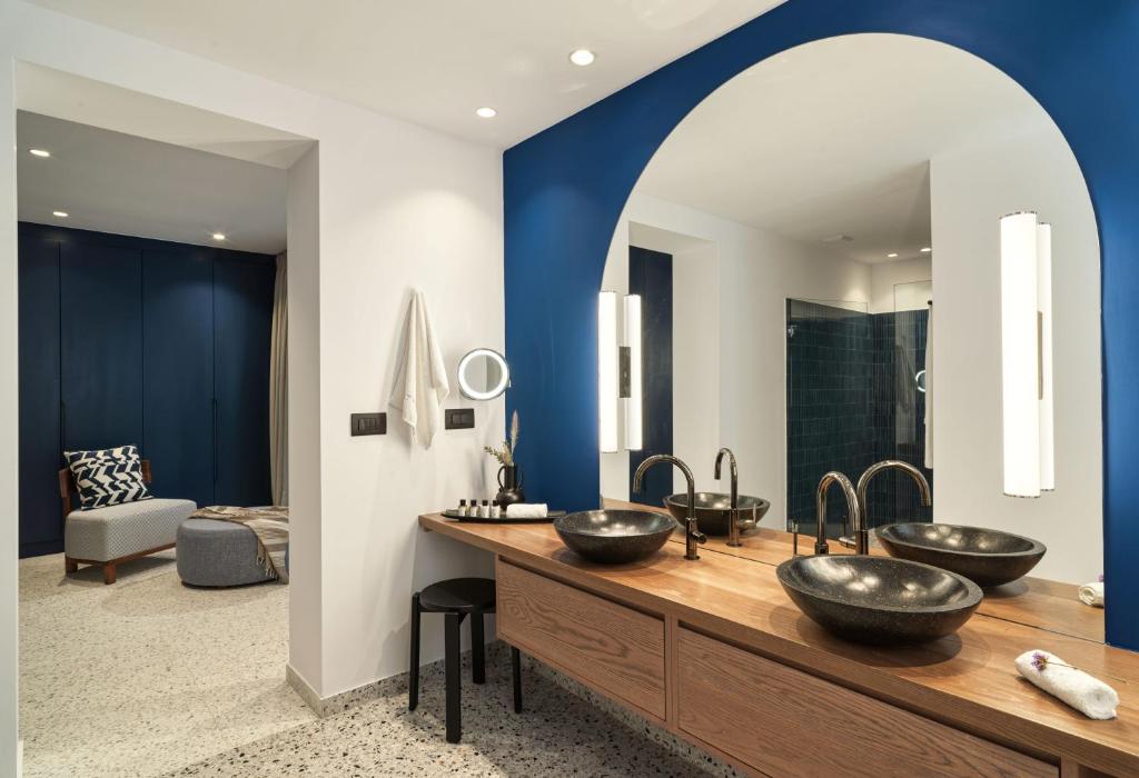 LYO II Boutique Suites Mykonos - Paradise Villa with Private Pool and Outdoor Jetted Tub