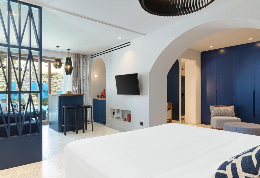 LYO II Boutique Suites Mykonos - Paradise Villa with Private Pool and Outdoor Jetted Tub