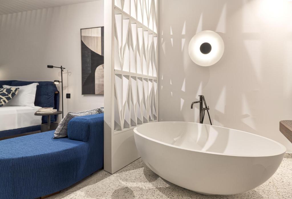 LYO II Boutique Suites Mykonos - Paradise Villa with Private Pool and Outdoor Jetted Tub