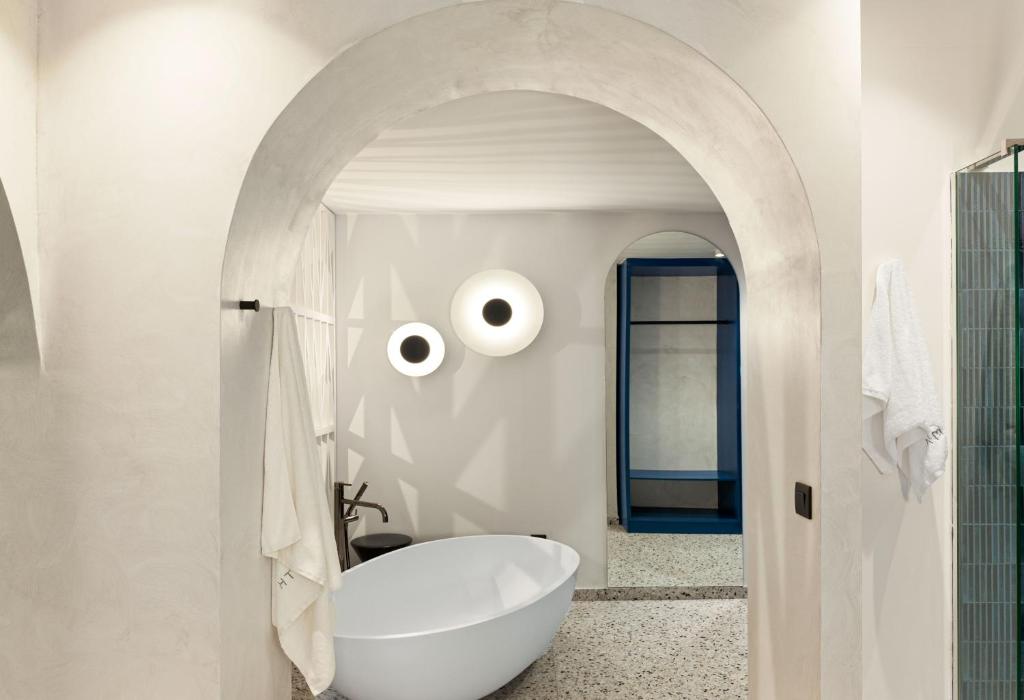LYO II Boutique Suites Mykonos - Paradise Villa with Private Pool and Outdoor Jetted Tub