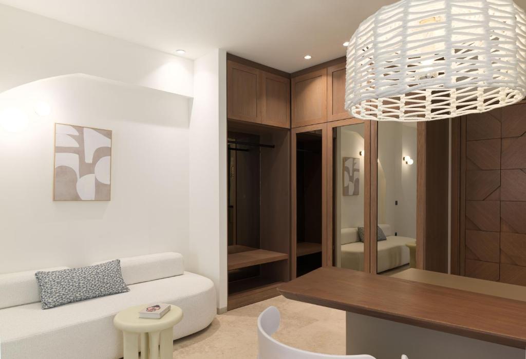 LYO II Boutique Suites Mykonos - Junior Suite with Private Pool and Jetted Tub