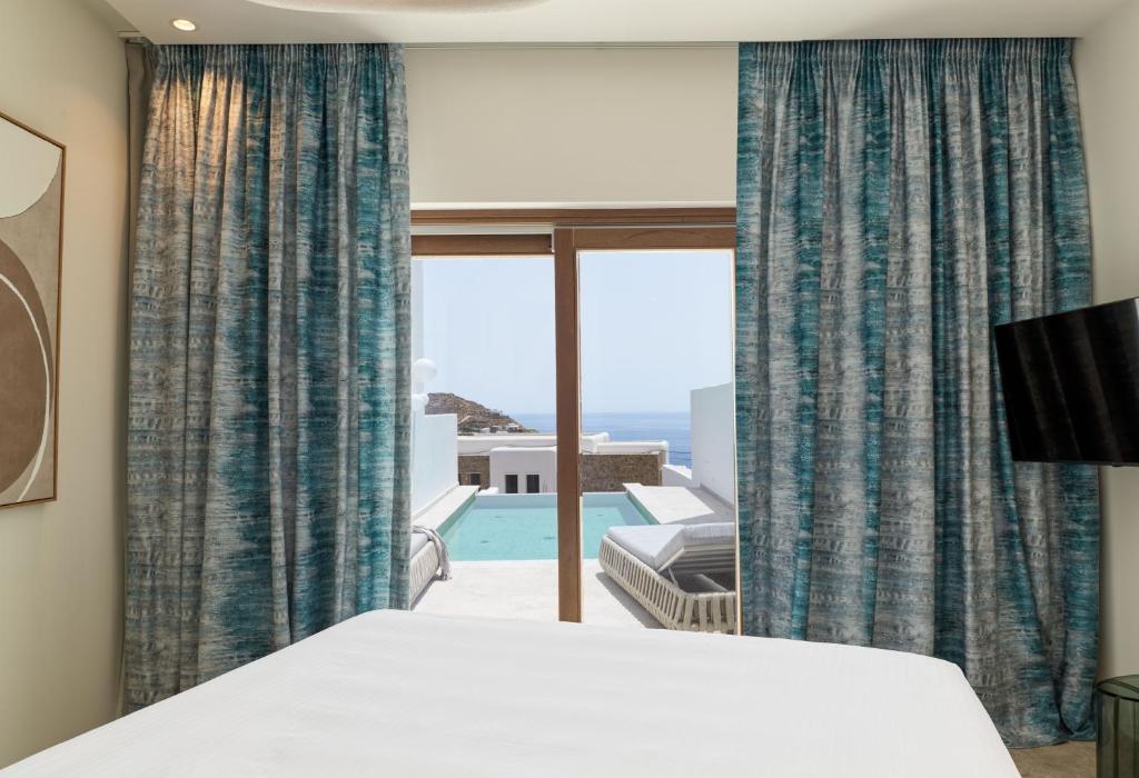 LYO II Boutique Suites Mykonos - Junior Suite with Private Pool and Jetted Tub