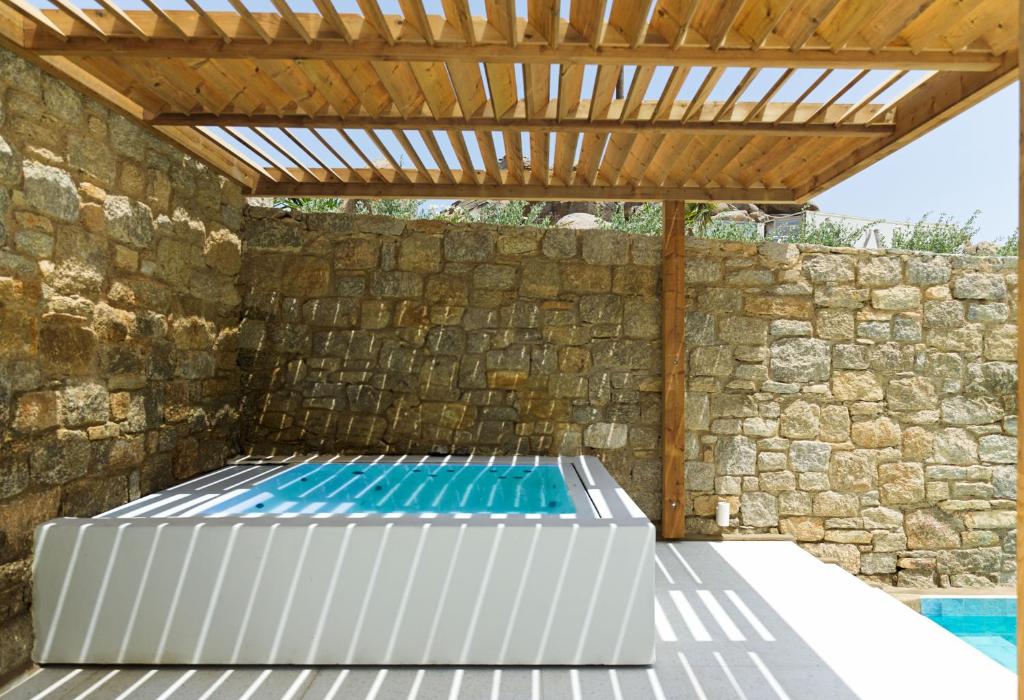 LYO II Boutique Suites Mykonos - Paradise Villa with Private Pool and Outdoor Jetted Tub