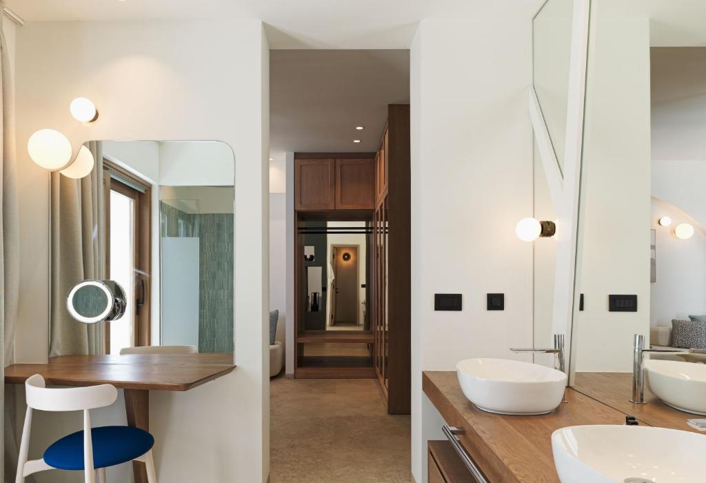 LYO II Boutique Suites Mykonos - Junior Suite with Private Pool and Jetted Tub